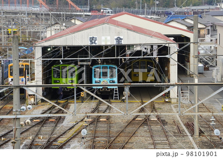 車両基地に停車中の鉄道の車両 98101901