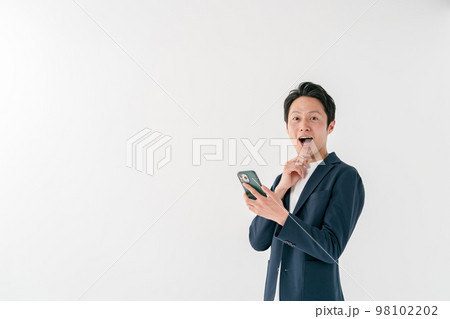 ビジネスマン　驚く　スマホ　ミドル男性 98102202