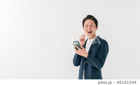 ビジネスマン　驚く　スマホ　ミドル男性 98102204