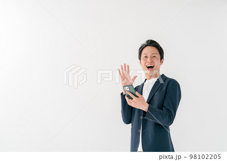 ビジネスマン　驚く　スマホ　ミドル男性 98102205