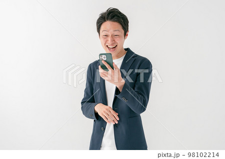 ビジネスマン　驚く　スマホ　ミドル男性 98102214