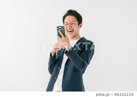 ビジネスマン　驚く　スマホ　ミドル男性 98102216