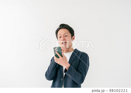 ビジネスマン　驚く　スマホ　ミドル男性 98102221
