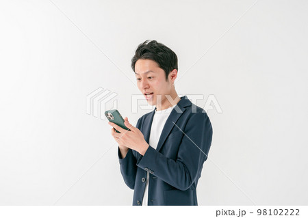 ビジネスマン 驚く スマホ ミドル男性 ビジネスマン 驚く スマホ ミドル男性 98102222