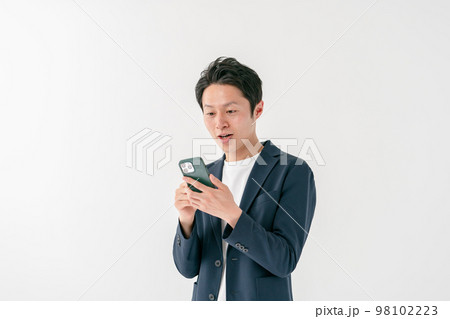 ビジネスマン 驚く スマホ ミドル男性 ビジネスマン 驚く スマホ ミドル男性 98102223