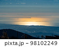 神奈川県 塔ノ岳から撮影した太陽に照らされる相模湾 98102249