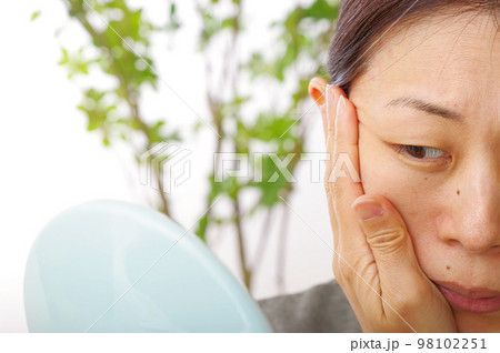 顔の細かいところが気になる40代の女性 98102251