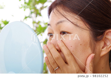 顔の細かいところが気になる40代の女性 98102252