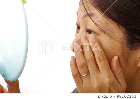 顔の細かいところが気になる40代の女性 98102253