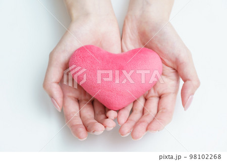 ハートを持つ女性の手  98102268