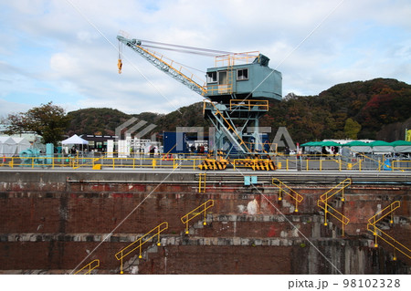 神奈川県浦賀ドックに残る戦前製造のドッグサイドクレーン 98102328