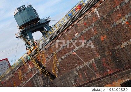 神奈川県浦賀ドックに残る戦前製造のドッグサイドクレーン 98102329