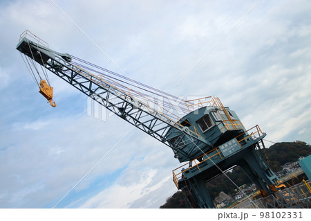 神奈川県浦賀ドックに残る戦前製造のドッグサイドクレーン 98102331