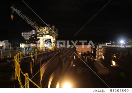 イベントでライトアップされる神奈川県浦賀ドックとドッグサイドクレーン イベントでライトアップされる神奈川県浦賀ドックとドッグサイドクレーン 98102340