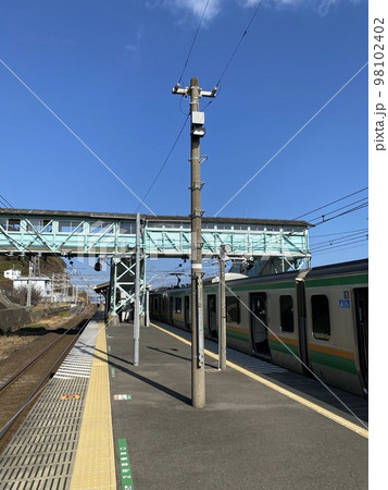 緑の跨線橋が美しい根府川駅 緑の跨線橋が美しい根府川駅 98102402