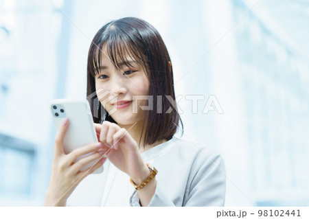スマートフォンを操作するビジネスウーマン 98102441