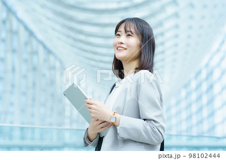 ビジネスウーマンのポートレート ビジネスウーマンのポートレート 98102444