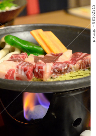 焼き上げる高級肉料理 98102515