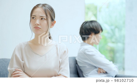 喧嘩をするカップル 98102710