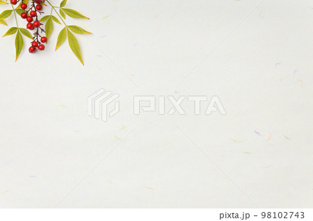 和風背景|白系和紙に白南天の葉と赤い実 和風背景|白系和紙に白南天の葉と赤い実 98102743
