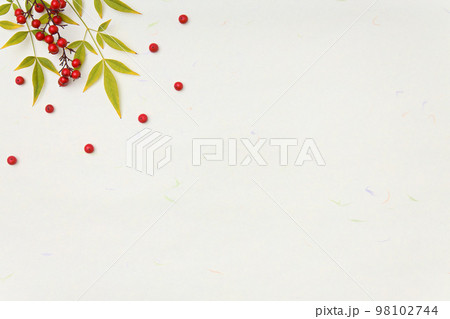 和風背景｜白系和紙に白南天の葉と赤い実 98102744