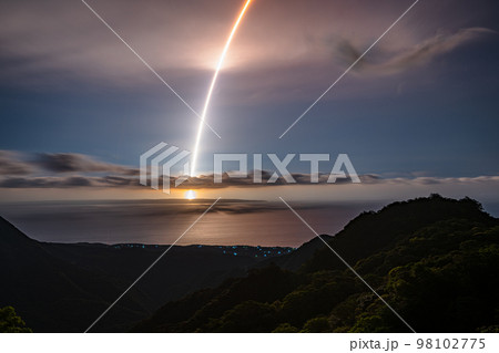 屋久島洋上アルプスの夜景(5月)種子島から打ち上げられたロケット 98102775