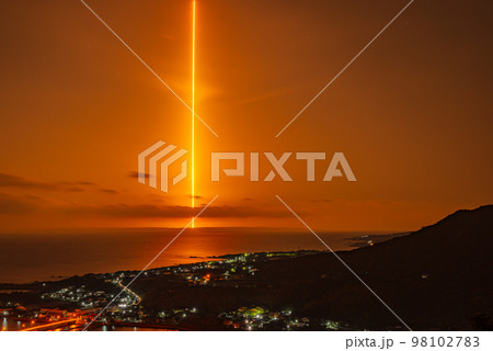 屋久島の夜景(2月)種子島から発射されロケットの光跡 98102783