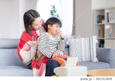 喘息　ネブライザーで吸入する男の子 98102806