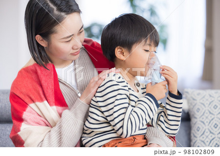 喘息 ネブライザーで吸入する男の子 喘息 ネブライザーで吸入する男の子 98102809