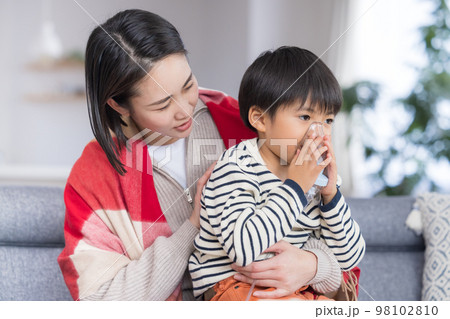 喘息　ネブライザーで吸入する男の子 98102810