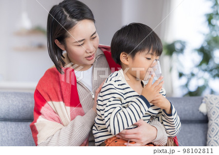 喘息　ネブライザーで吸入する男の子 98102811