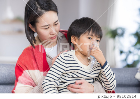 喘息　ネブライザーで吸入する男の子 98102814