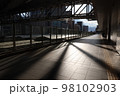 誰もいない大阪駅の歩道 98102903