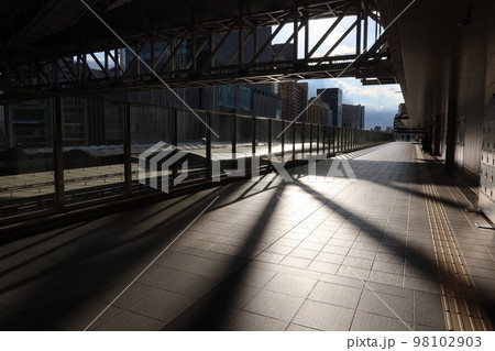 誰もいない大阪駅の歩道 誰もいない大阪駅の歩道 98102903