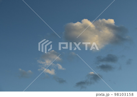 北杜市白州町、青空に浮かぶ雲 98103158