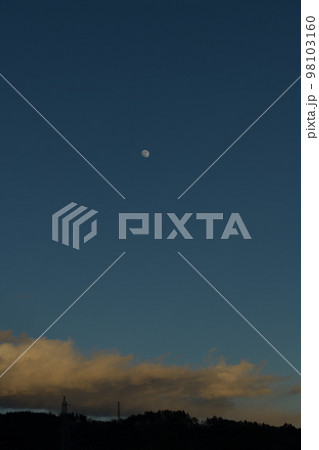 北杜市白州町、夕空に昇った月齢11.7の月 98103160