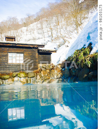 雪の鶴の湯（縦） 98103175