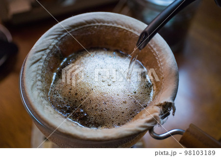 カフェ・コーヒーイメージ~蒸らし後二投目~ カフェ・コーヒーイメージ~蒸らし後二投目~ 98103189