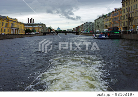 サンクトペテルブルクの船から眺める個性的な橋群 98103197