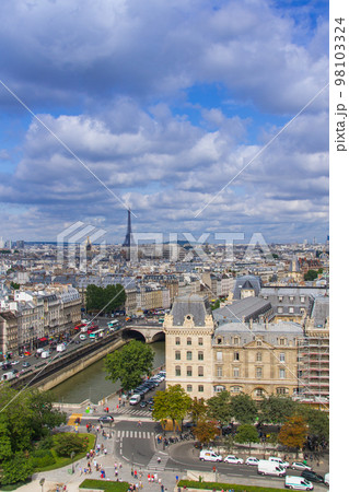 ノートルダム大聖堂展望台からエッフェル塔方向(フランス-パリ) 98103324