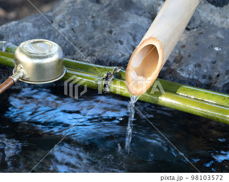 手水舎の水 手水舎の水 98103572