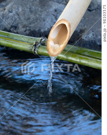 手水舎の水 手水舎の水 98103575