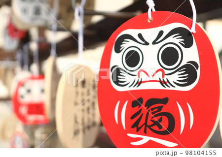 福だるまの絵馬が吊るされている様子 98104155