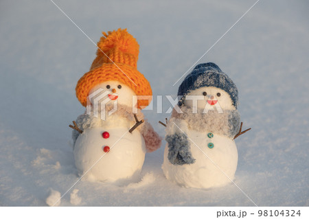 ペアの雪だるま 98104324