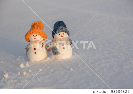 ペアの雪だるま 98104325