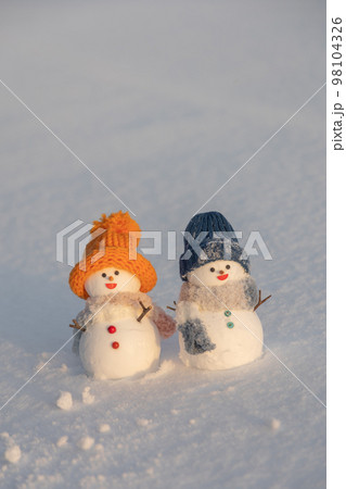 ペアの雪だるま 98104326