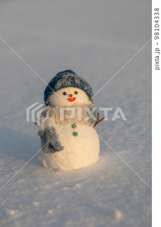 夕日を受ける雪だるま 夕日を受ける雪だるま 98104338