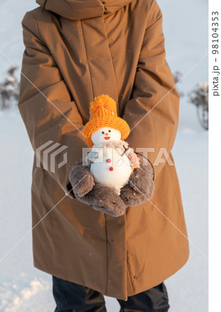 雪だるまを持つ女性 98104353