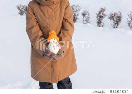 雪だるまを持つ女性 98104354