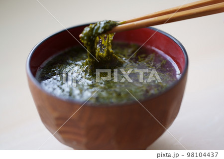 アカモク(ギバサ)の味噌汁 98104437